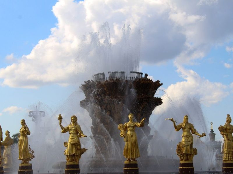 Conóceme Stunning fountain with golden statues under a blue sky at VDNKh, showcasing artistic craftsmanship.